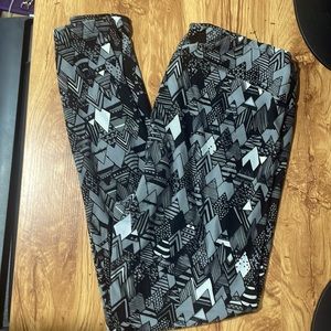 LuLaRoe Black Geometric Mountain Leggings TC
